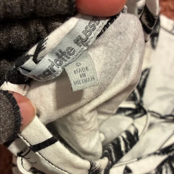 Charlotte Russe Women’s Black Palm-Print Crop Top - Picture 3 of 4